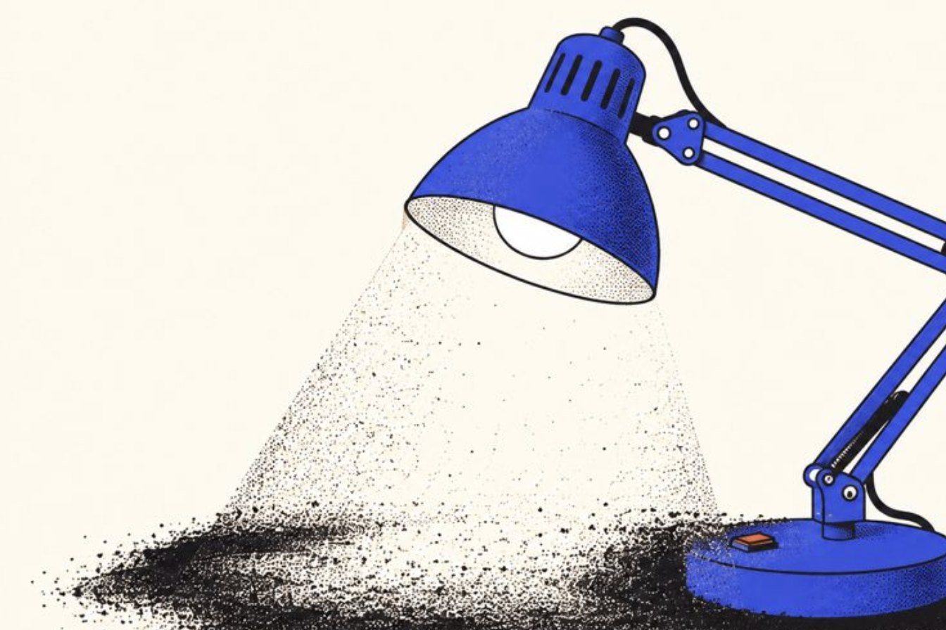 Una lampada da scrivania accesa sopra una zona di polvere scura