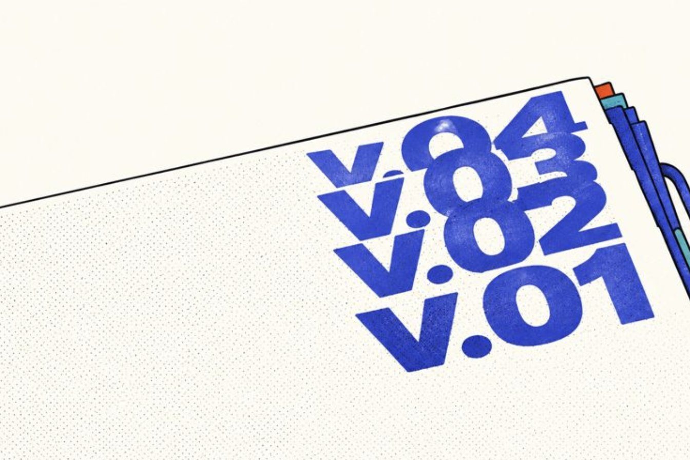 L'angolo di un foglio con i numeri di versione sovrapposti, da v.01 a v.04